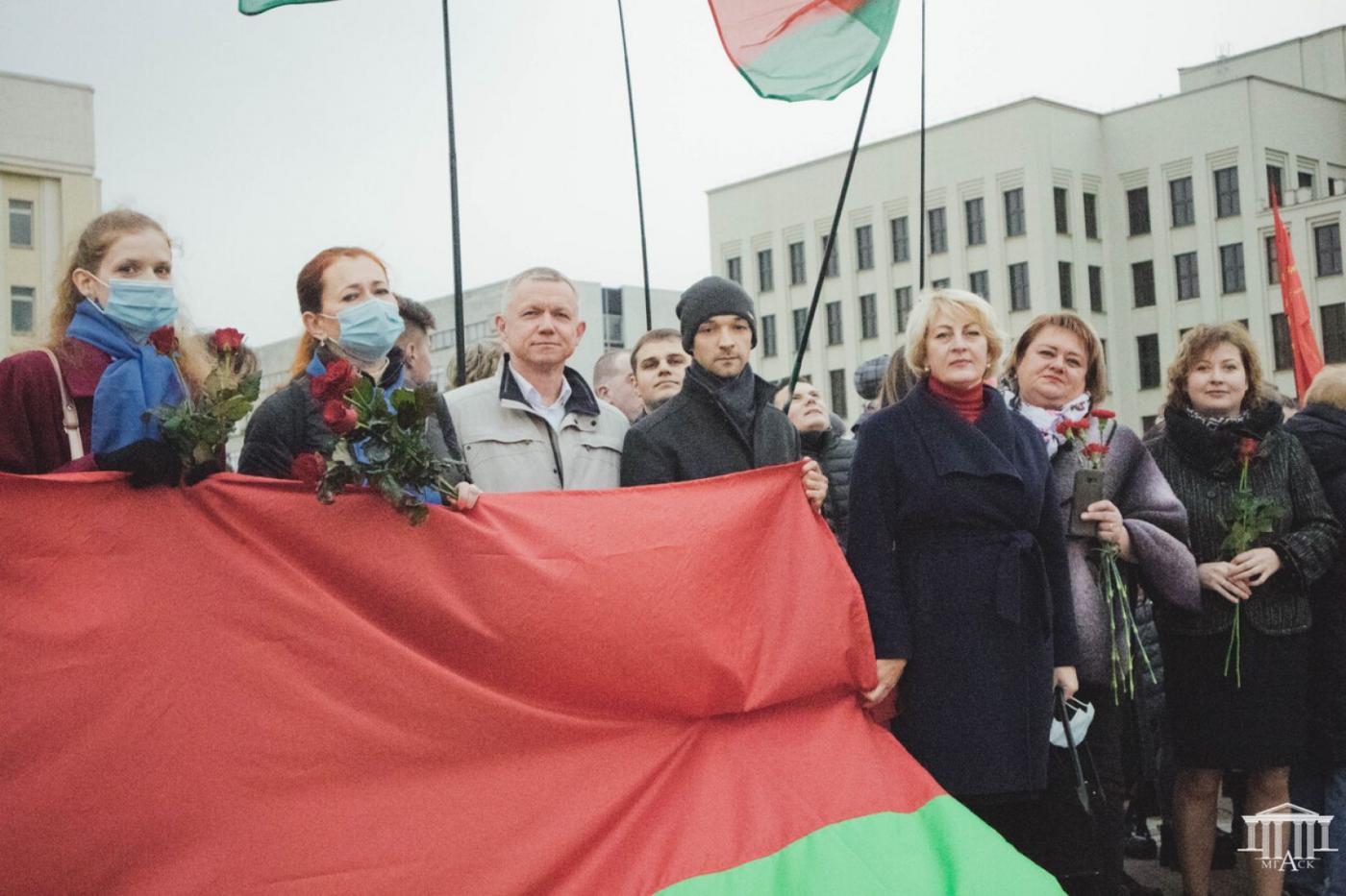 Торжественное возложение венков и цветов